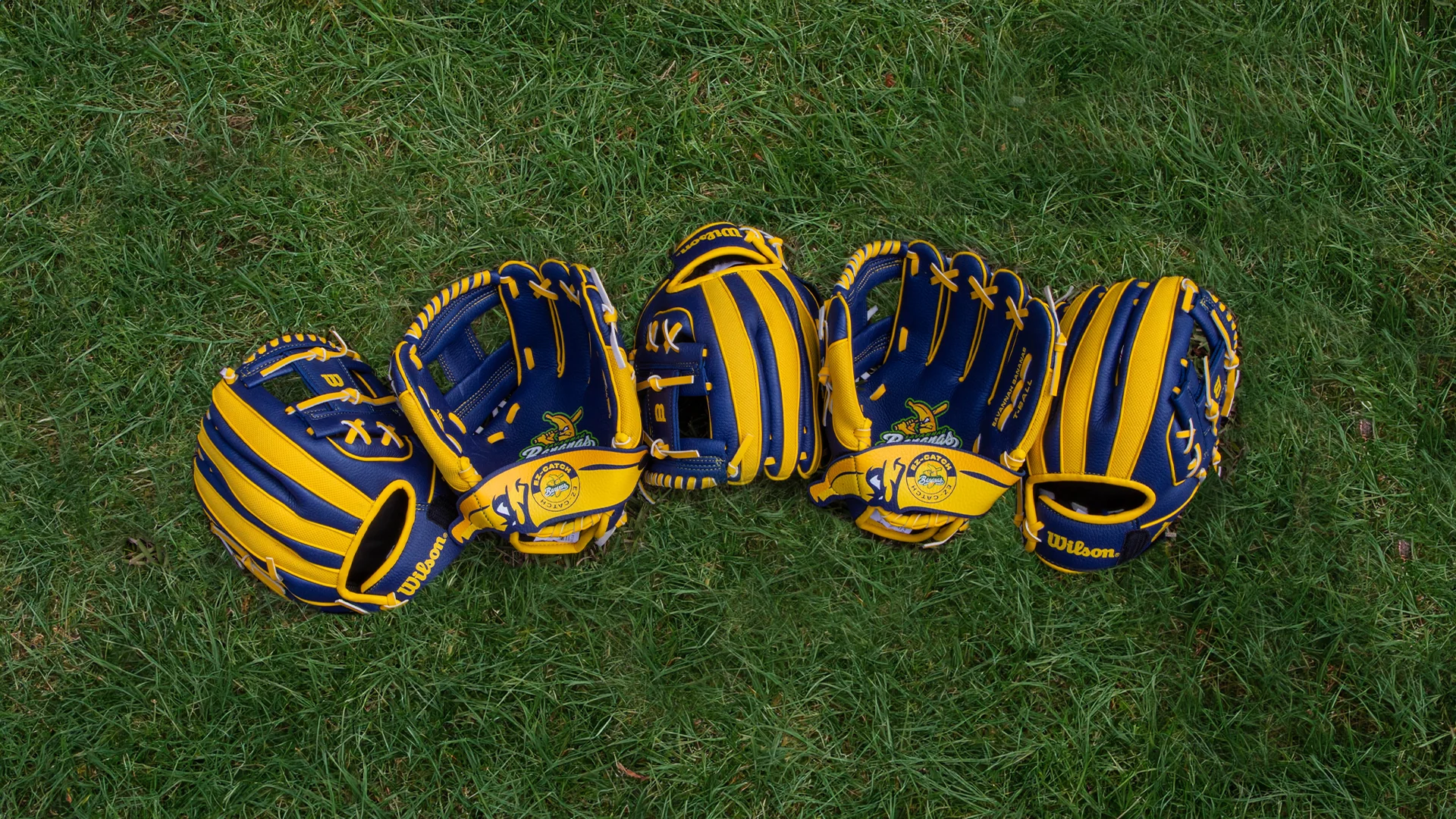 YOUTH Bananas A200 Wilson Tee Ball Glove - Image 4